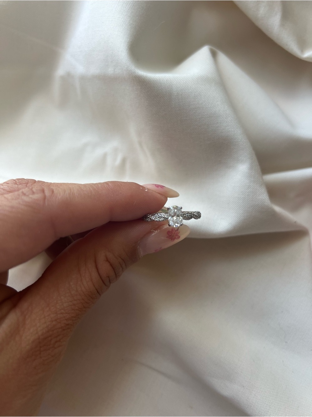 Oval diamond ring - Picture 2 of 8